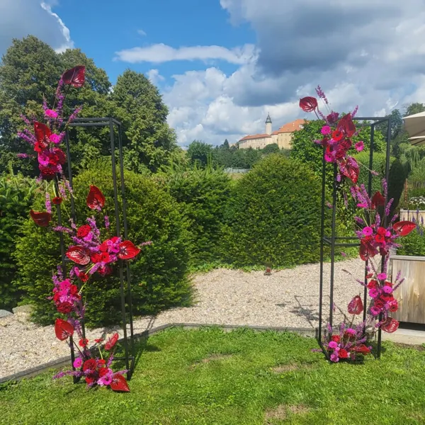 Květinová výzdoba venkovního obřadu